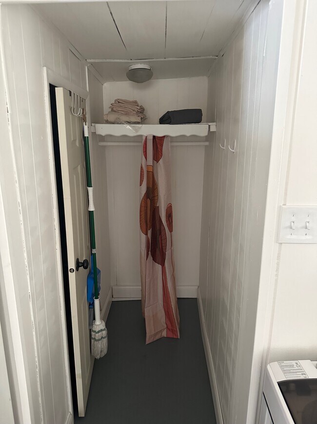 Building Photo - 7801 Oak Ave