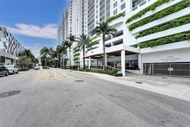 Building Photo - 1900 Sunset Harbour Dr