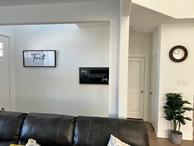 Building Photo - 3600 Daisy Holw Lp