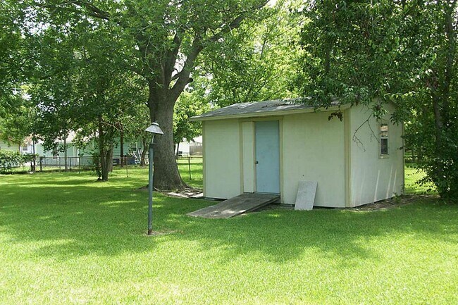 Building Photo - 500 Bluebonnet Dr