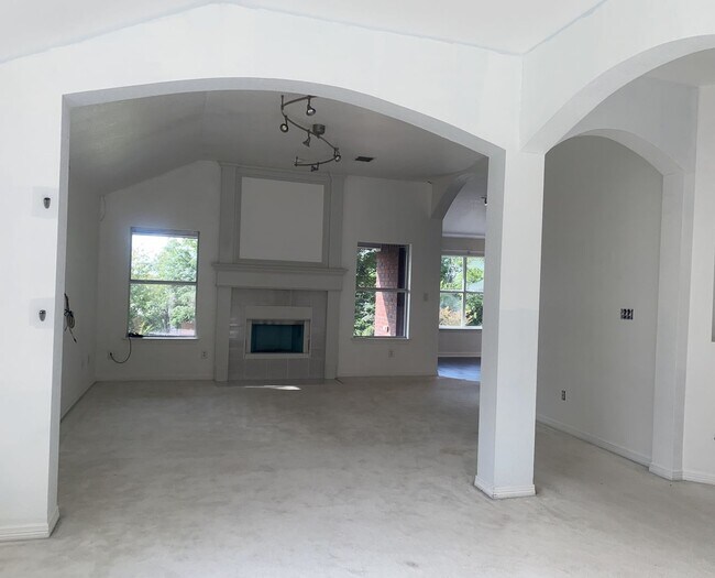 Building Photo - 4 BEDROOM, EASY COMMUTE