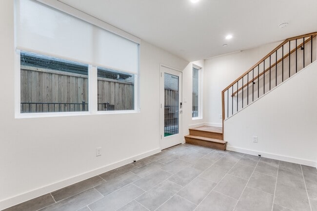 Building Photo - Tucked away Lakewood Gem, 2 story townhome, Walkable area!