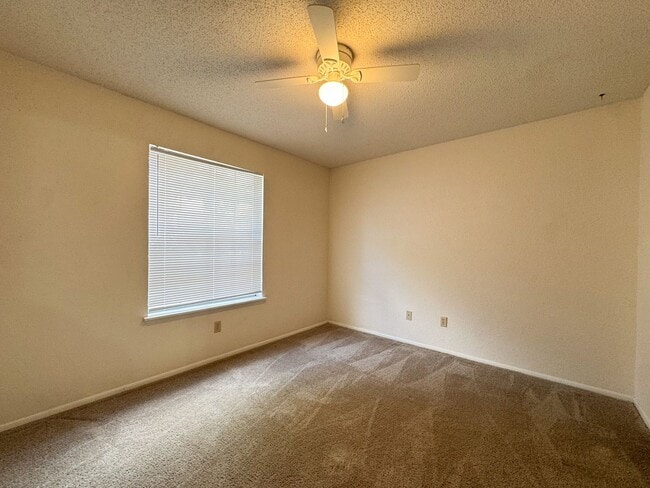 Building Photo - Manors of Bryn Mawr 2 Bed 2 Bath Condo AVAILABLE NOW!