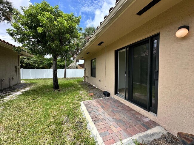 Building Photo - 1045 Villas LLC (1035 NE 10th Ave)