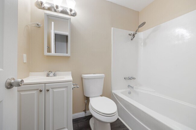 Building Photo - Single family home for rent 4bed/2bath! Mo...