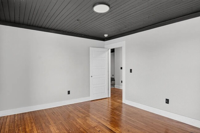 Building Photo - 124 N Mecklenburg Ave