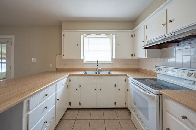 Building Photo - 3 bed 2 bath Near school/park