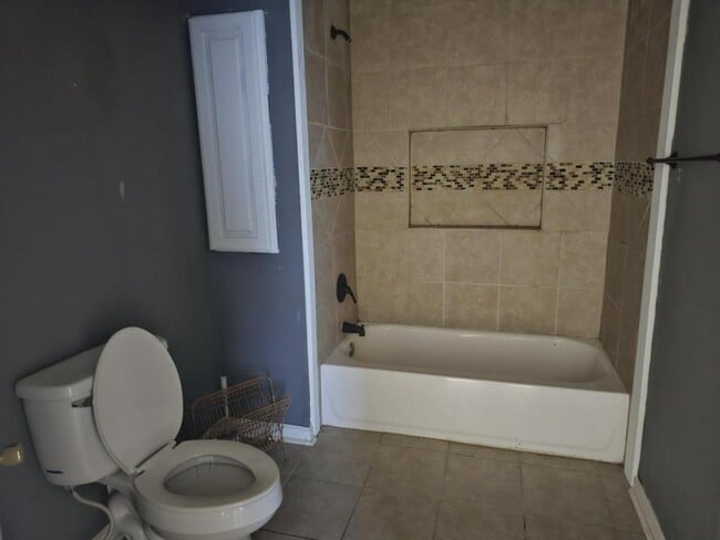 Building Photo - 423 Inez St