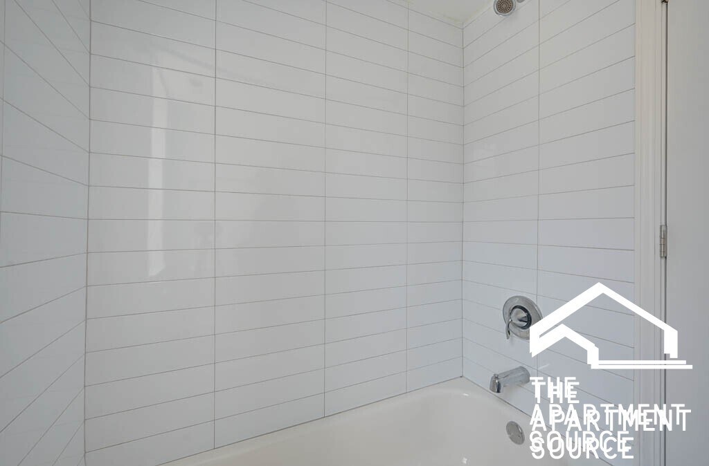 Building Photo - 925 W Carmen Ave