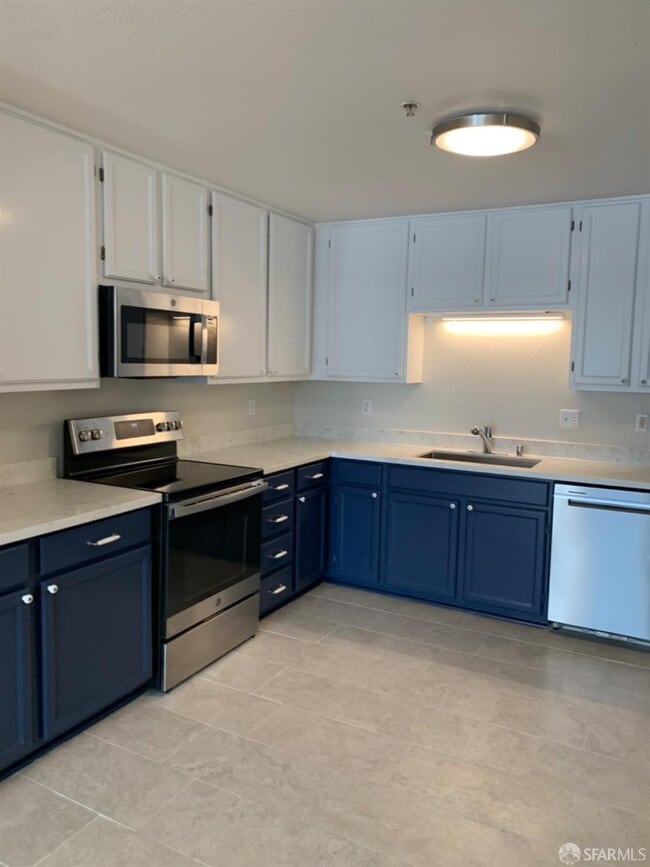 Building Photo - 550 S Van Ness Ave