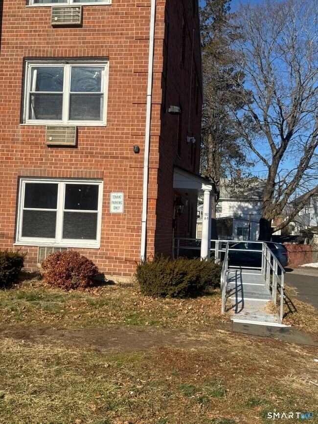 Building Photo - 190 Birdseye St