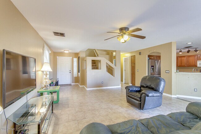 Building Photo - Amazing 4 bedrooms, 3 bathrooms house in P...