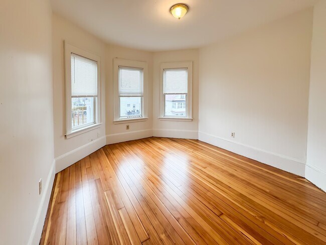 Building Photo - 620 River St