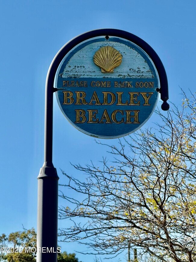 Building Photo - 2 Main St