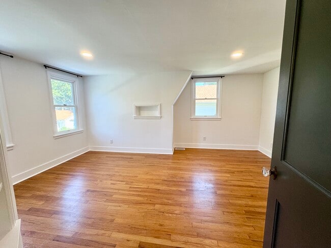 Building Photo - 323 N Vail St