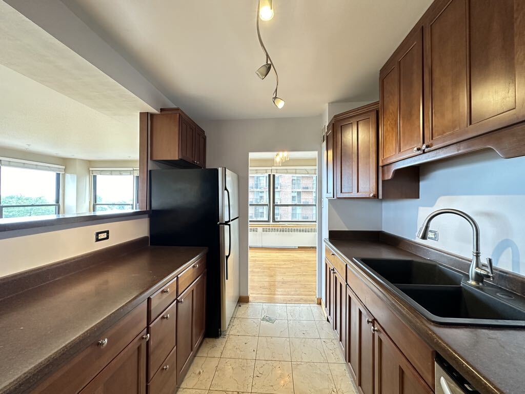 Building Photo - 4180 N Marine Dr