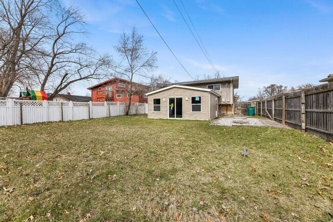 Building Photo - Miller Beach Living FREE Application Fee !