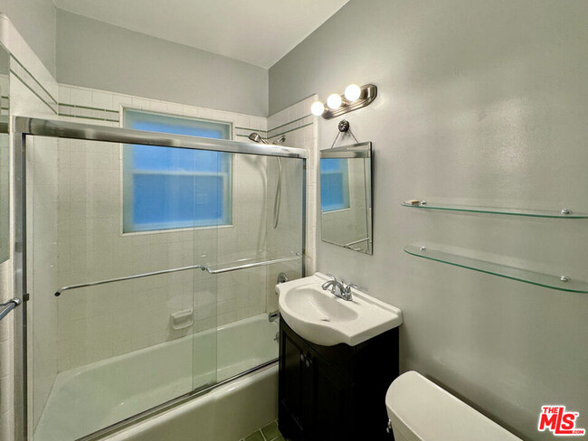 Building Photo - 340 N Oakhurst Dr