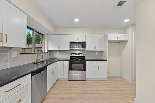 Building Photo - 2322 Aprilmont Dr
