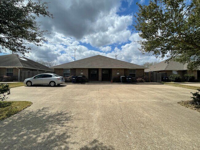 Building Photo - College Station - 3 Bedrooms / 3 bath Duplex on Oldenburg