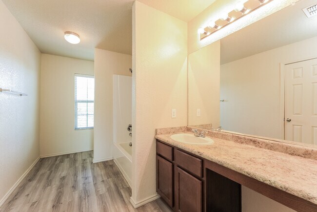 Building Photo - 5910 Aspen Gdn