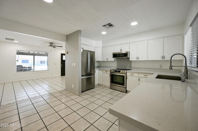 Building Photo - 5833 W John Cabot Rd