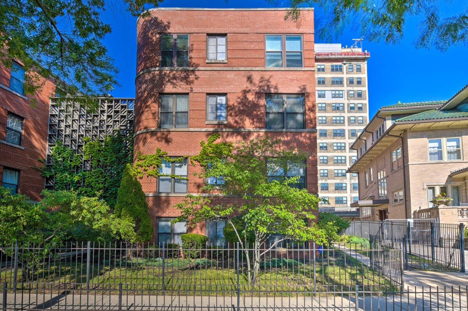 Building Photo - 7423 N Sheridan Rd