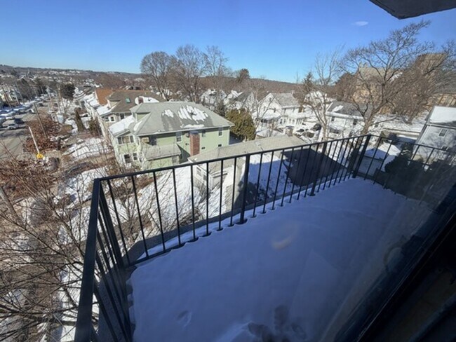 Building Photo - Belmont 1 Bed available 7/1
