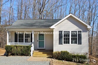 Building Photo - Country Cottage on 3 acres