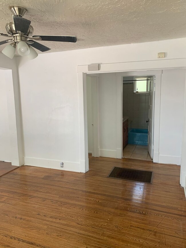 Building Photo - ***Cozy 2 bedroom 1 bath with GATED parkin...