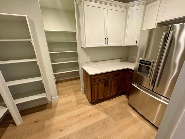 Building Photo - Beautiful Modern 5 Bedroom Furnished Home!!