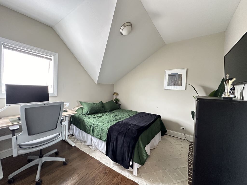 Building Photo - 643 W Belmont Ave