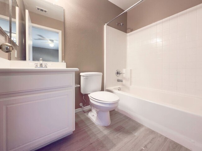 Building Photo - AVAILABLE NOW! 5 Bedroom, Cut-DeSac Home for Rent in a Beautiful, Murrieta Community!