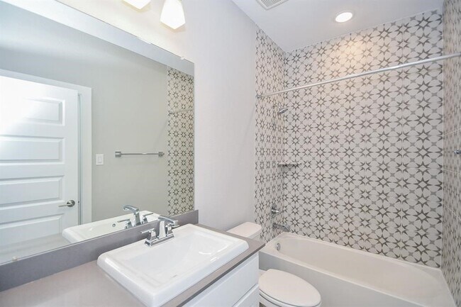 Building Photo - 10334 Fountain Shore Dr