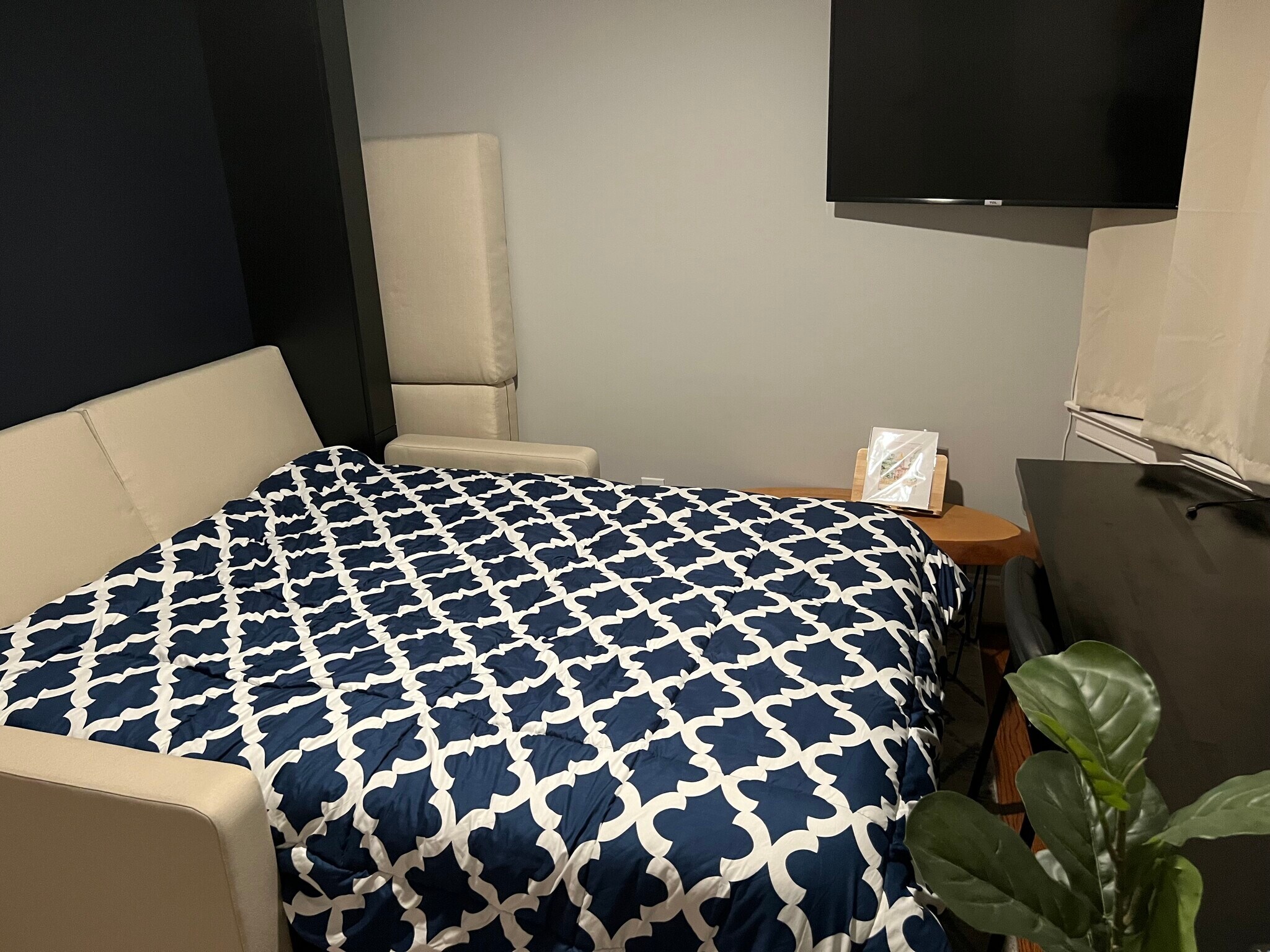 2nd floor middle bedroom with Murphy bed - 17 U St NW