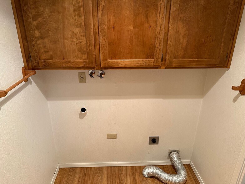 Laundry Hook-ups - 1103 SE Excalibur Dr