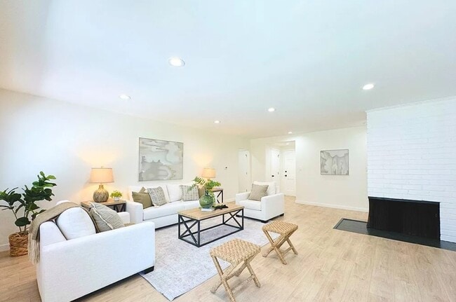 Building Photo - 20323 Lorne St