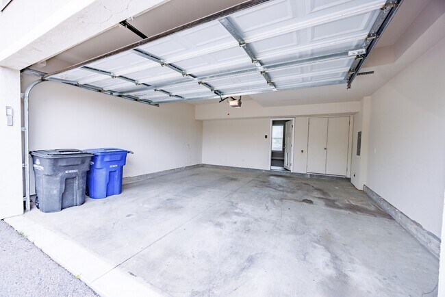 Building Photo - 972 S High Ridge Dr