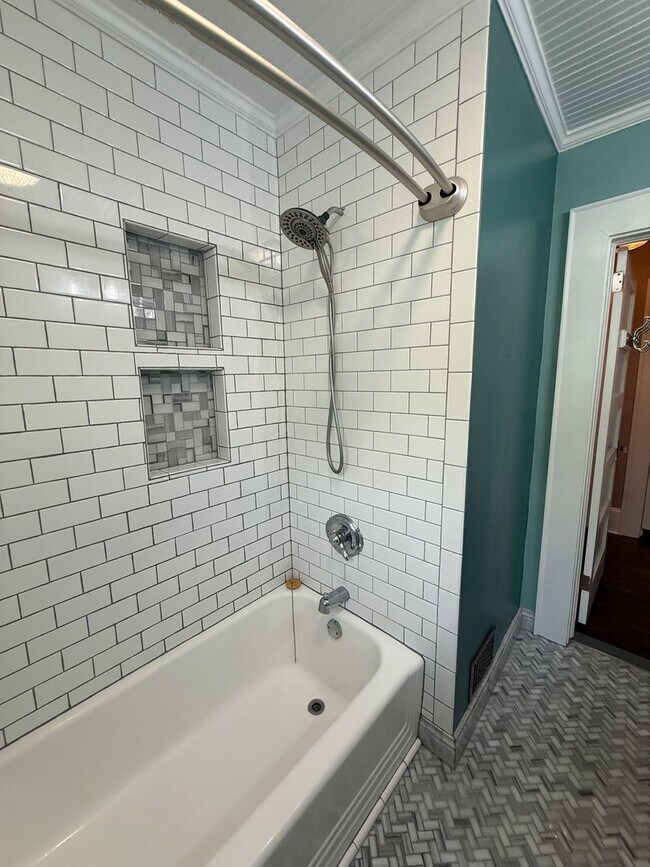 Building Photo - Gorgeous 4 Bed, 3 Bath Haymount Home