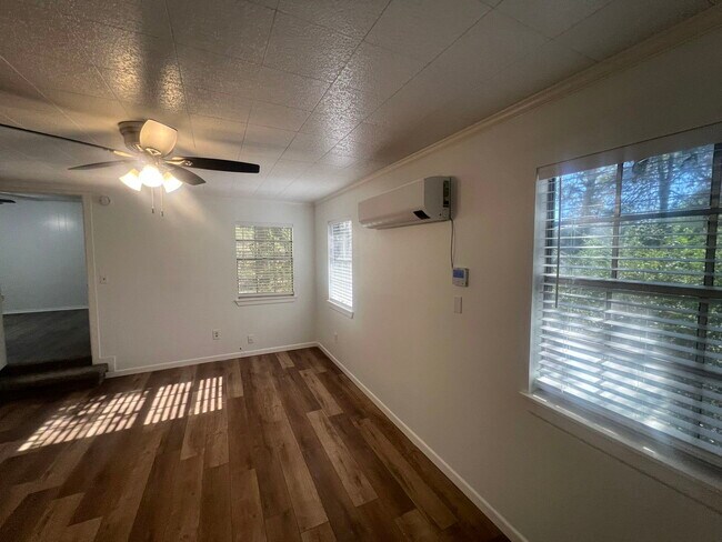 Building Photo - 11106 N Dowling Rd