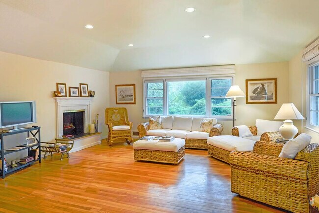 Building Photo - 33 Apaquogue Rd