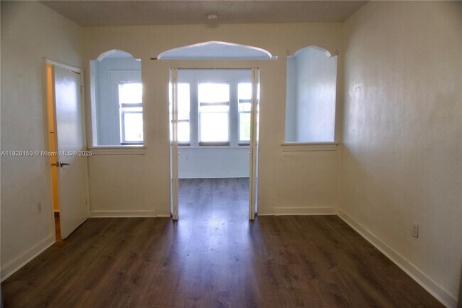Building Photo - 501 SW 6th Ct