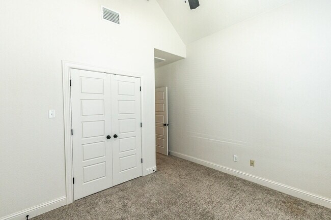 Building Photo - "Charming 3-Bedroom Duplex with 2 Full Baths and 1500 Sq Ft of Comfortable Living in Lubbock!"