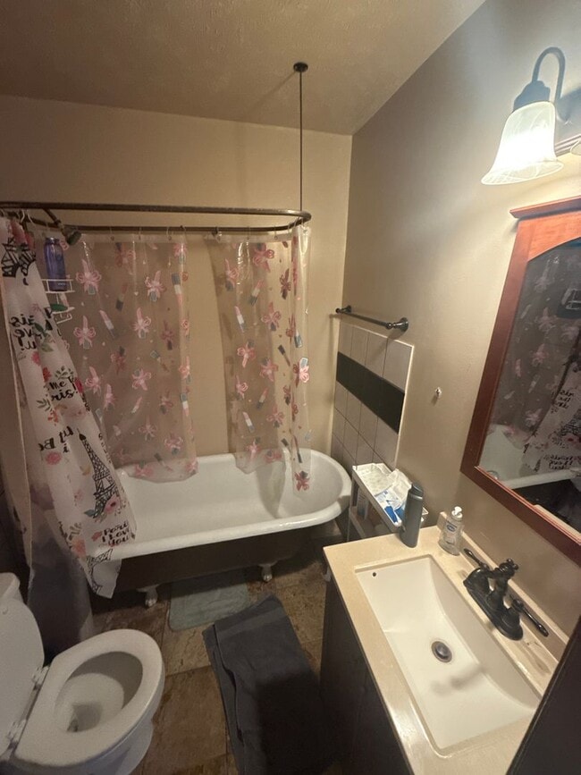 Building Photo - 2 Bedroom In Field Club!!