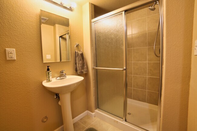 Guest bath - 10926 Brooklawn Rd