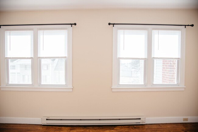 Building Photo - 253 E Main St