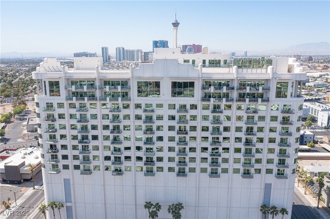 Building Photo - 900 S Las Vegas Blvd
