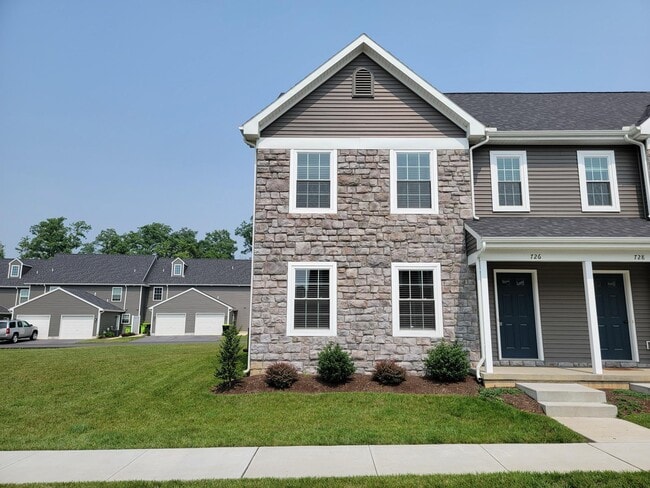 Building Photo - 726 Farmwood Ln