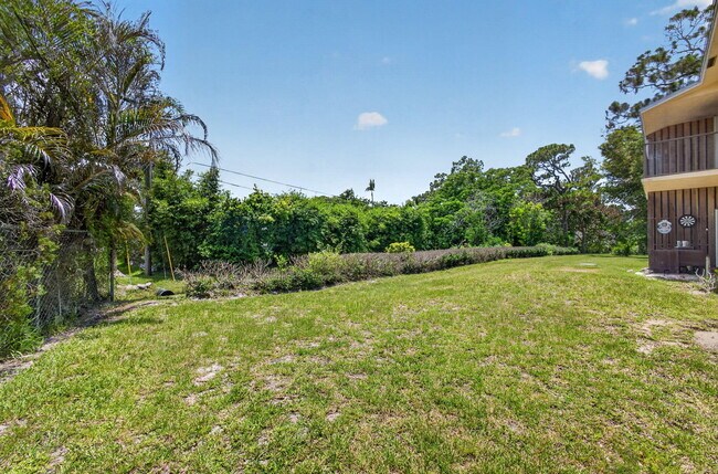 Building Photo - 708 SW Gardens Blvd