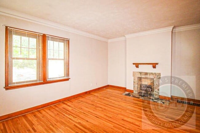 Building Photo - 2 Story 3 Bedroom 1 Bathroom home in the h...